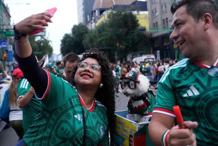 Hình ảnh về chú chó Osito gây sốt giữa mùa World Cup 2026 tại thủ đô Mexico. Cổ động viên chụp hình cùng Osito trước trận Mexico thắng Hàn Quốc 1-0 ở lượt trận thứ hai bảng A World Cup 2026.