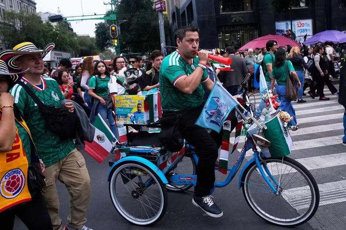 Chú chó Osito vẫn hàng ngày theo chủ rong ruổi khắp con phố Mexico City để giao hàng.
