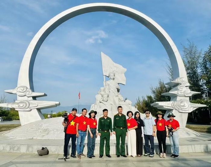 Khu Tưởng niệm Gạc Ma để lại nỗi niềm xúc động cho nhiều Nhà báo không chỉ bởi cảnh quan tươi đẹp mà còn bằng lịch sử bi tráng đầy tự hào, là nơi tưởng nhớ các chiến sĩ đã anh dũng hy sinh, vĩnh viễn nằm lại giữa biển khơi.