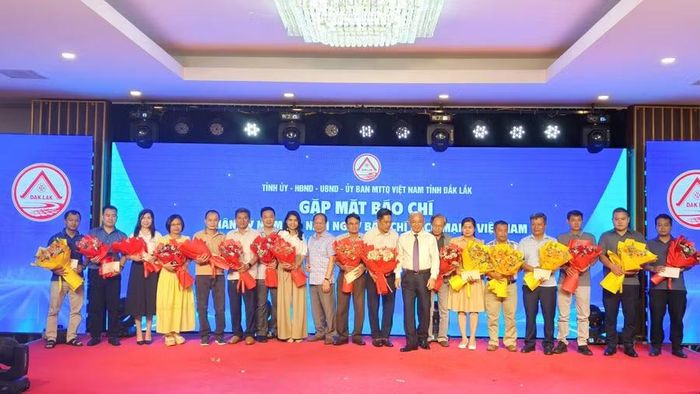Lãnh đạo tỉnh Đắk Lắk tặng hoa chúc mừng các nhà báo, phóng viên. (Ảnh: TH)