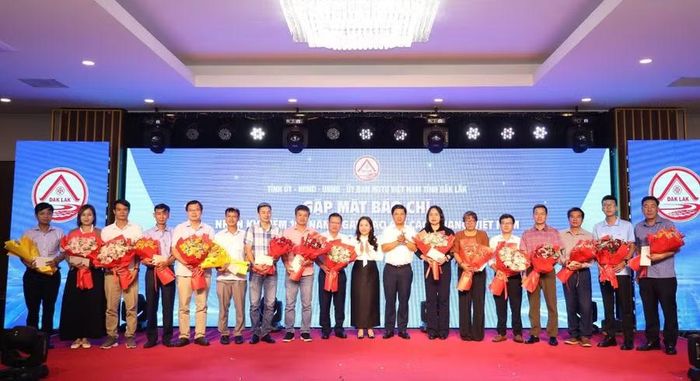 Bí thư Tỉnh ủy Đắk Lắk Lương Nguyễn Minh Triết cùng lãnh đạo HĐND tỉnh tặng hoa chúc mừng các nhà báo, phóng viên. (Ảnh: TH)