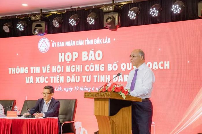Phó Chủ tịch UBND tỉnh Trương Công Thái chủ trì họp báo Công bố quy hoạch và Xúc tiến đầu tư năm 2026. (Ảnh: TT)