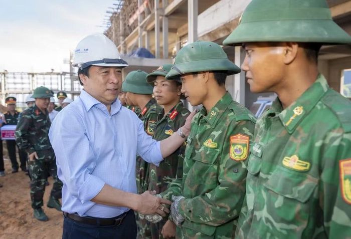 Chủ tịch UBND TP Huế động viên các chiến sĩ tại công trường.