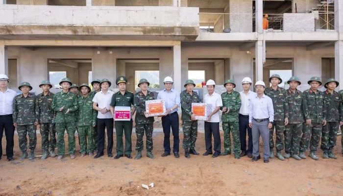 Đoàn công tác của Chủ tịch UBND TP Huế thăm, tặng quà động viên các đơn vị thi công.