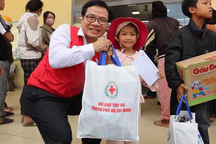 Phát biểu tại chương trình, ông Nguyễn Minh Nhựt - Chủ tịch Hội Chữ thập đỏ TPHCM, chia sẻ, đây không chỉ là một hoạt động chăm sóc sức khỏe hay trao tặng những phần quà, mà còn là dịp để chúng tôi được gặp gỡ, chia sẻ và gửi gắm tình cảm của người dân TPHCM đến với bà con nơi đây.