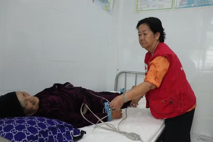 Từ 7h30 đến 11h ngày 20/6, chương trình khám bệnh nhân đạo và tặng quà cho người dân đã được triển khai tại Trạm Y tế xã Ninh Gia. Tại đây, đoàn đã chăm sóc sức khỏe và trao quà cho 500 người dân có hoàn cảnh khó khăn, với định mức 1,2 triệu đồng/suất (bao gồm chi phí khám bệnh và quà).