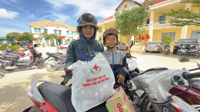 Song song đó, từ 9h đến 10h cùng ngày, chương trình tặng quà cho học sinh khó khăn được tổ chức tại Trường Tiểu học Hiệp Thuận và UBND xã Ninh Gia.