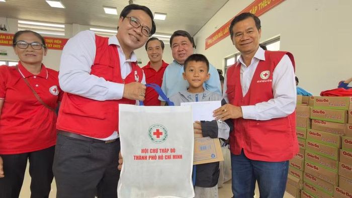 "Chúng tôi mong rằng những phần quà hôm nay sẽ là nguồn động viên để các em tiếp tục chăm ngoan, học giỏi, nuôi dưỡng ước mơ... Bằng ý chí và sự nỗ lực của bản thân, các em sẽ trở thành niềm tự hào của gia đình và quê hương trong tương lai", ông Nguyễn Minh Nhựt nhấn mạnh.