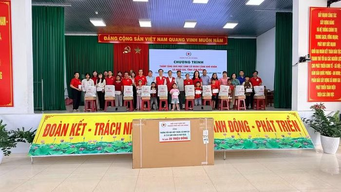 Đoàn công tác trao tặng 300 suất quà cho các em học sinh, mỗi suất trị giá 900 nghìn đồng (bao gồm quà tặng thiết thực và 200 nghìn đồng tiền mặt). Nhằm hỗ trợ điều kiện cơ sở vật chất cho nhà trường, Hội Chữ thập đỏ TPHCM đã vận động Hiệp hội Thương mại Hàn Quốc tại Việt Nam (Kocham) trao tặng Trường Tiểu học Hiệp Thuận 1 chiếc ti vi Samsung 65 inch trị giá 20 triệu đồng.