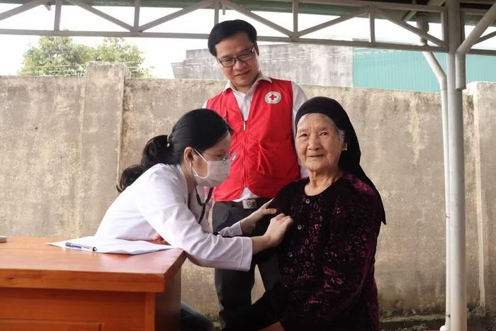 Đội ngũ y bác sĩ Bệnh viện Hùng Vương tiến hành khám tổng quát, tư vấn sức khỏe, đo điện tim, siêu âm tổng quát và tầm soát các bệnh lý về cao huyết áp, đái tháo đường. Riêng đối với đối tượng phụ nữ, chương trình hỗ trợ khám phụ khoa, siêu âm phụ khoa và nhũ, cũng như tầm soát ung thư cổ tử cung cho 100 người và cấp phát thuốc điều trị miễn phí theo toa bệnh.