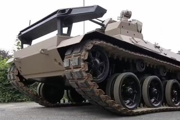 Nguyên mẫu robot chiến trường REFURBOT được Pháp hoán cải từ xe tăng AMX-30 lạc hậu.