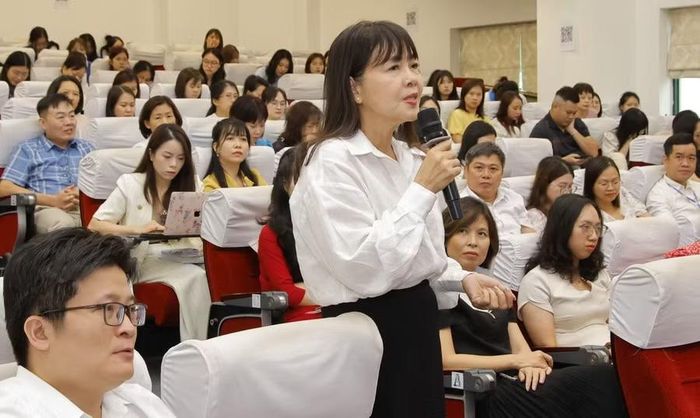 Chuyên gia trao đổi tại hội thảo.