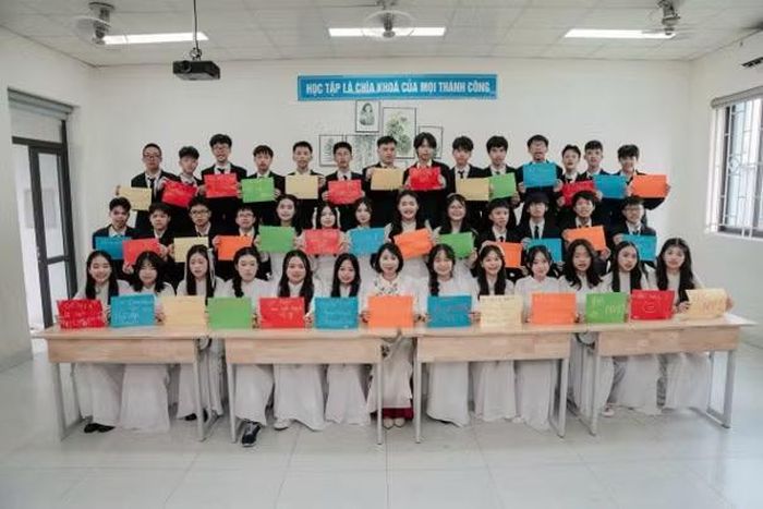 Cô giáo chủ nhiệm Lê Thị Yến Lan chụp ảnh kỉ niệm cùng tập thể lớp 9A6.