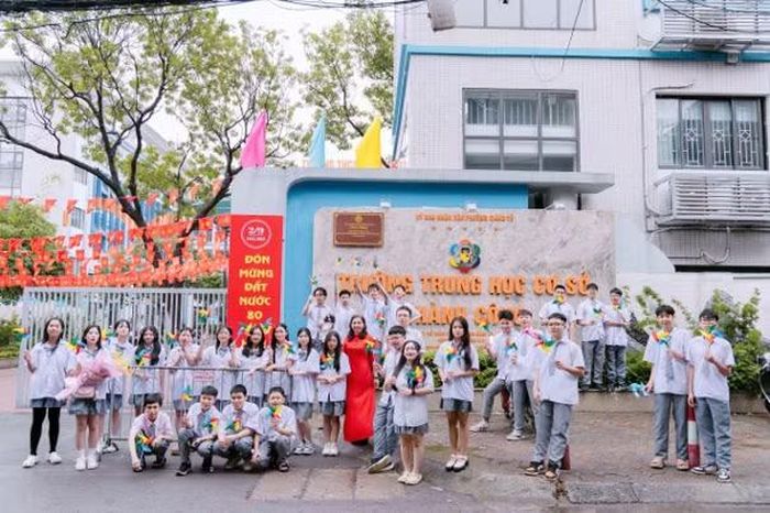 Cô giáo chủ nhiệm Hoàng Thị Thúy chụp ảnh kỉ niệm cùng tập thể lớp 9A8.