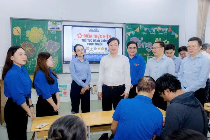 Phó bí thư thường trực Thành ủy TPHCM Lê Quốc Phong thăm, động viên lực lượng thanh niên. Ảnh: Thành Đoàn TPHCM.