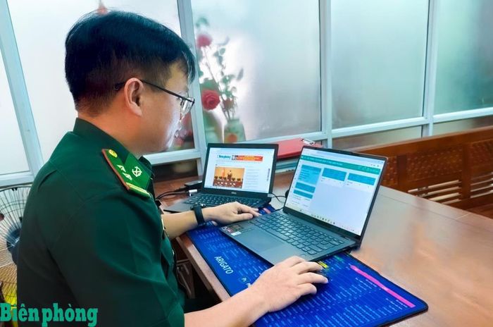 Hệ thống tòa soạn điện tử tạo điều kiện thuận lợi cho phóng viên tác nghiệp thông qua mạng internet. Trong ảnh: Trung tá Vũ Văn Khu, phóng viên Báo Biên phòng nhập dữ liệu vào phần mềm tòa soạn điện tử. Ảnh: Vũ Trang