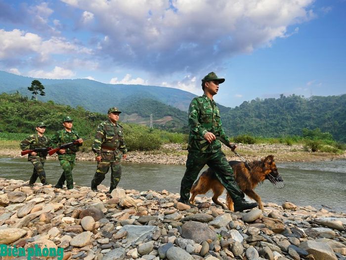 Cán bộ Bộ đội Biên phòng tỉnh Điện Biên tuần tra bảo vệ biên giới. Ảnh: Duy Thắng