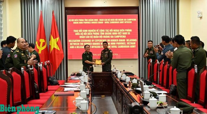 Đại tá Trần Văn Thanh, Phó Chỉ huy trưởng, Tham mưu trưởng Ban Chỉ huy Bộ đội Biên phòng tỉnh Quảng Ninh tặng quà lưu niệm cho Đoàn học viên Quân đội Hoàng gia Campuchia. Ảnh: Xuân Hùng