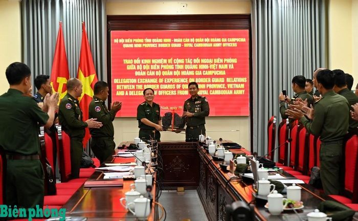 Trung tá Phon Theara tặng quà lưu niệm cho Ban Chỉ huy Bộ đội Biên phòng tỉnh Quảng Ninh. Ảnh: Xuân Hùng