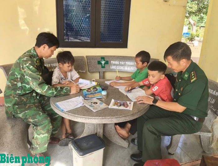 Cán bộ Đồn Biên phòng Ia Púch hướng dẫn các em học bài. Ảnh: Thanh Bình