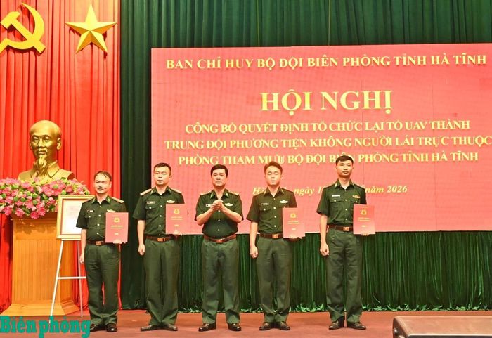 Đại tá Bùi Hồng Thanh, Chỉ huy trưởng Ban Chỉ huy Bộ đội Biên phòng tỉnh Hà Tĩnh trao quyết định bổ nhiệm các chức danh thuộc Trung đội phương tiện không người lái. Ảnh: Thanh Giang