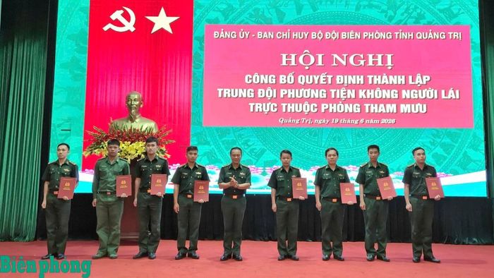 Đại tá Trịnh Thanh Bình, Chỉ huy trưởng Ban Chỉ huy Bộ đội Biên phòng tỉnh Quảng Trị trao quyết định bổ nhiệm các chức danh thuộc Trung đội phương tiện không người lái. Ảnh: Ngọc Hòa