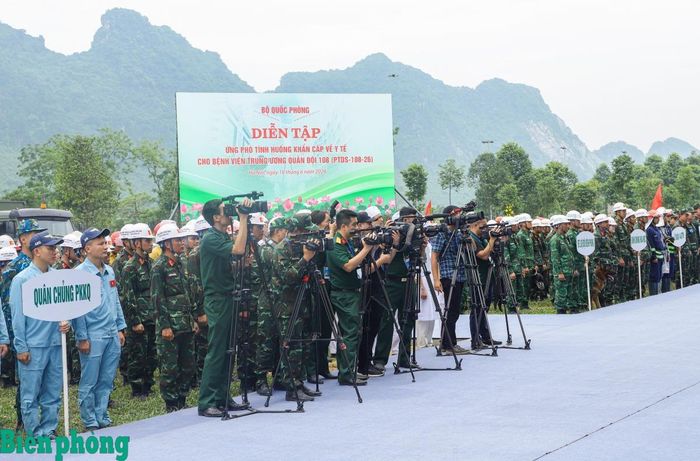 Phóng viên các cơ quan báo chí tác nghiệp tại sự kiện Diễn tập ứng phó tình huống khẩn cấp về y tế cho Bệnh viện Trung ương Quân đội 108 do Ban Chỉ đạo diễn tập Bộ Quốc phòng tổ chức vào tháng 6/2026. Ảnh: Ngọc Lâm