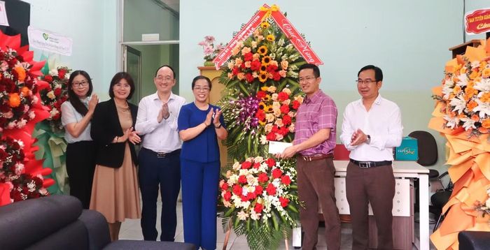  Bà Huỳnh Thị Chiến Hòa - Phó Bí thư Tỉnh ủy Đắk Lắk (áo xanh) gửi lời chúc đến cán bộ, nhân viên báo Tiền Phong. 