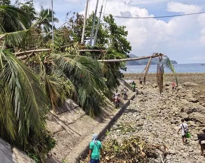 Bờ biển ở Sarangani ngổn ngang sau trận động đất. (Ảnh: Xinhua)