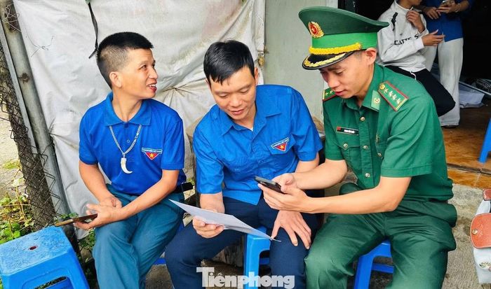 Tương tự, Đồn Biên phòng Tam Quang cũng đẩy mạnh các hoạt động hướng dẫn người dân sử dụng nền tảng số, thực hiện dịch vụ công trực tuyến, đồng thời triển khai hiệu quả đường dây nóng và hòm thư điện tử tiếp nhận tin báo, tố giác tội phạm.