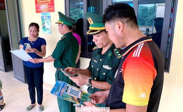 Bên cạnh việc hướng dẫn người dân thực hiện các thủ tục trên cổng dịch vụ công trực tuyến, cán bộ Biên phòng còn tăng cường tuyên truyền về công tác phòng, chống tội phạm trong đợt cao điểm đấu tranh với các loại tội phạm trên tuyến biên giới.
