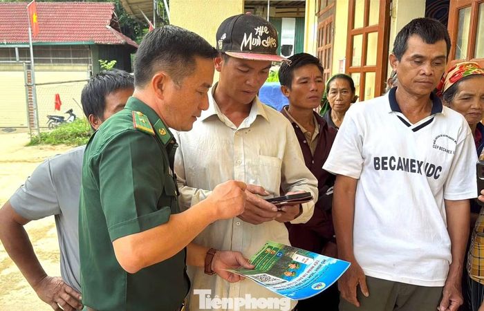 Người dân bản Tặng Phăn trải nghiệm thực tế việc quét mã QR để sử dụng “Hòm thư điện tử tiếp nhận tin báo, tố giác tội phạm”.