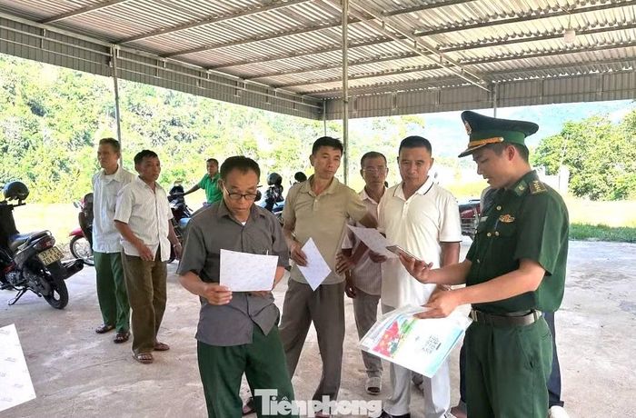Tại địa bàn xã Thông Thụ (Nghệ An), cán bộ, chiến sĩ Đồn Biên phòng Thông Thụ trực tiếp đến các bản làng trên địa bàn để dán mã QR, hướng dẫn người dân cách sử dụng hệ thống tố giác tội phạm điện tử. Nhiều người dân lần đầu tiếp cận hình thức này đã được cán bộ Biên phòng tận tình hướng dẫn từng thao tác trên điện thoại.