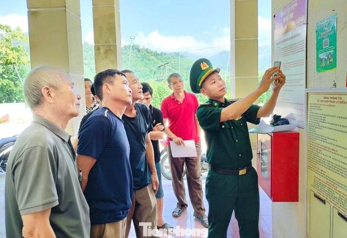 Thông qua việc dán các mã QR tại khu dân cư, nhà văn hóa bản và những nơi đông người qua lại, người dân có thể dễ dàng gửi thông tin phản ánh, tố giác các hành vi vi phạm pháp luật đến lực lượng chức năng mà không cần trực tiếp gặp cán bộ tiếp nhận.