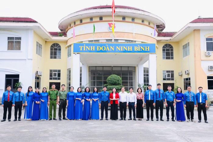 Đoàn đại biểu chụp ảnh lưu niệm với lãnh đạo tỉnh Ninh Bình.