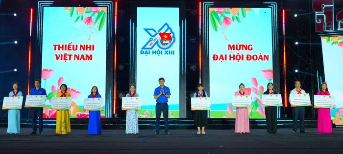 Anh Bùi Quang Huy - Ủy viên T.Ư Đảng, Bí thư thứ nhất T.Ư Đoàn trao tặng 10 “Không gian học tập số” cho thiếu nhi tại 10 tỉnh, thành phố.