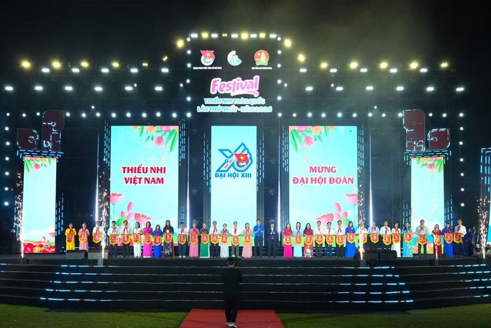 Anh Bùi Quang Huy - Ủy viên T.Ư Đảng, Bí thư thứ nhất T.Ư Đoàn trao cờ lưu niệm cho đại diện các đơn vị tham dự Festival.