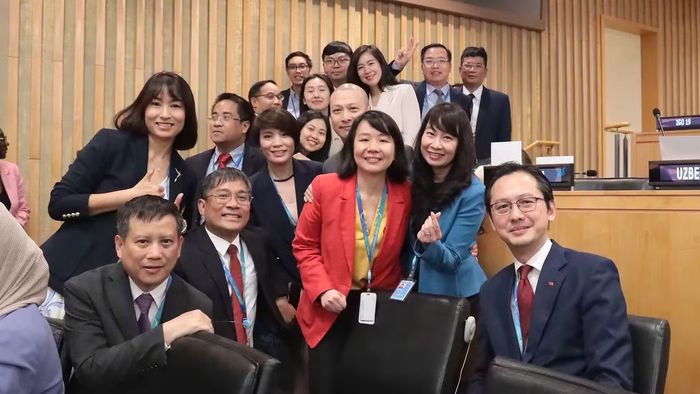 PGS. TS. Nguyễn Thị Lan Anh (áo xanh, phải) cùng đoàn Việt Nam dự hội nghị. Ảnh: Mofa