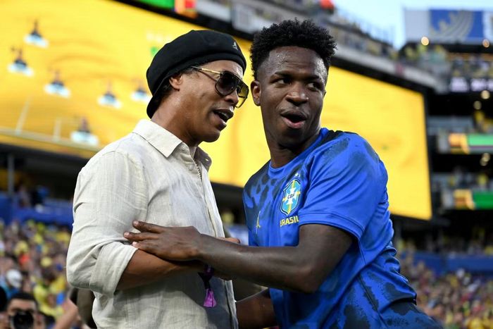 Ronaldinho xuống tận sân để gặp gỡ Vinicius Junior và các tuyển thủ Brazil để động viên đàn em. Sự có mặt của Ronaldinho mang ý nghĩa tinh thần lớn cho Selecao khi họ chuẩn bị bước vào trận đấu quan trọng. Brazil phải thắng Haiti để tiếp tục cuộc đua cạnh tranh ngôi đầu với Morocco.