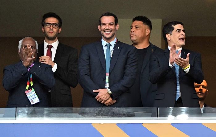 Trên khán đài, 2 huyền thoại Ronaldo "béo" và Kaka vẫn hiện diện ở vị trí VIP. Cả 2 là khách mời danh dự của Liên đoàn Bóng đá Brazil, sẽ góp mặt ở mọi trận đấu của Brazil tại giải đấu năm nay.