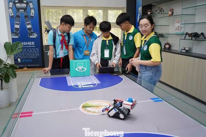 Hoạt động trải nghiệm sáng tạo khoa học không chỉ mang đến sân chơi bổ ích, giúp các em tiếp cận với khoa học công nghệ hiện đại mà còn góp phần rèn luyện tư duy sáng tạo, kỹ năng thực hành, tinh thần học hỏi và khả năng làm việc nhóm.