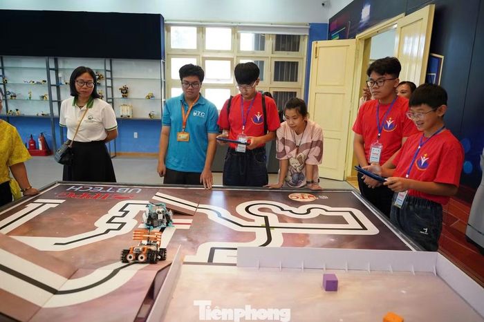 Bên cạnh tham quan, mỗi đơn vị tham gia còn mang đến một sản phẩm sáng tạo để trưng bày, giới thiệu tại Trung tâm thiếu nhi tỉnh Lâm Đồng. Nhiều sản phẩm ứng dụng công nghệ, trí tuệ nhân tạo, mô hình tái chế và các ý tưởng phục vụ học tập, bảo vệ môi trường.