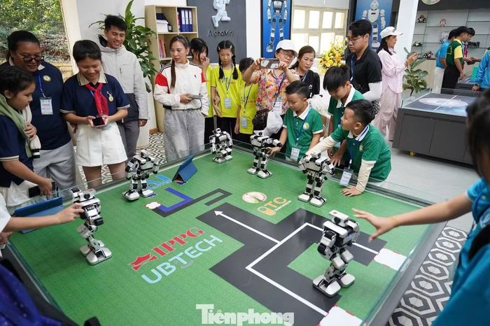 Tại đây, các em thiếu nhi được hướng dẫn lập trình, khám phá các công nghệ mới và tương tác với những mô hình ứng dụng AI trong học tập và đời sống.