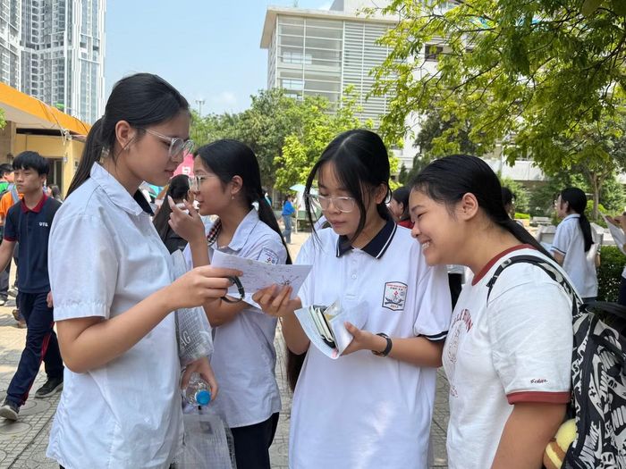 Thí sinh thảo luận sau giờ làm bài thi vào lớp 10.