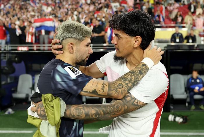 Bi kịch của Thổ Nhĩ Kỳ cũng là niềm vui vỡ òa cho Paraguay. Sau trận thua Mỹ 1-4, tưởng như Paraguay sẽ sụp đổ. Song, họ chơi kiên cường để thủ hòa Thổ Nhĩ Kỳ trong thế thua người, suốt cả hiệp 2.