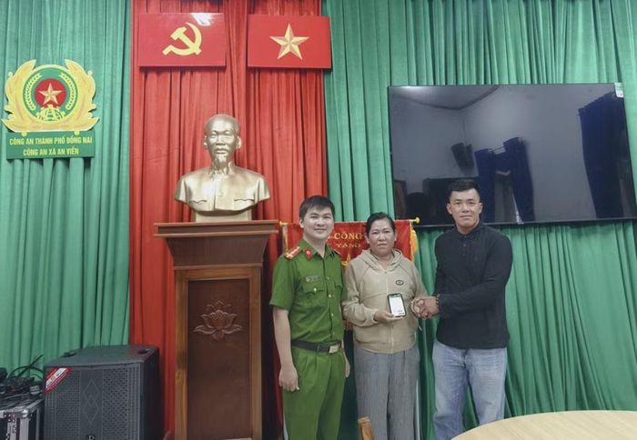 Hai mẹ con anh Nguyễn Quang Trường trình báo và làm thủ tục trả lại số tiền cho người chuyển nhầm tài khoản