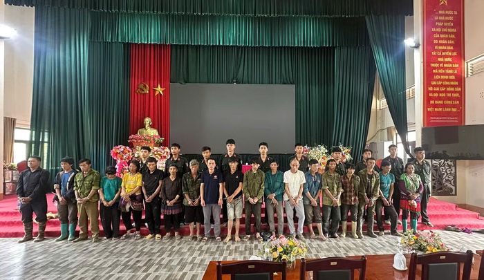 Các đối tượng tại cơ quan công an. Ảnh: Tống Huệ.
