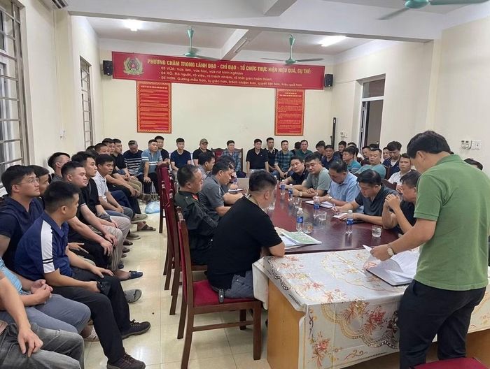 Lực lượng công an họp triển khai phương án, phân công nhiệm vụ trước khi triệt phá ổ nhóm ma túy trên núi. Ảnh: Tống Huệ.