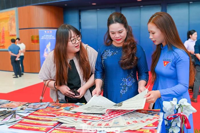 Các số báo in, các chuyên đề đặc biệt và ấn phẩm Hoa Học Trò, Thiên Thần Nhỏ... tại gian trưng bày thu hút nhiều độc giả dừng chân.