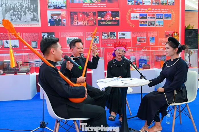 Bên cạnh Báo Tiền Phong, nhiều gian trưng bày khác cũng để lại dấu ấn bằng những tiết mục hát Then và đàn Tính của người Tày - loại hình được UNESCO công nhận là di sản văn hóa phi vật thể của nhân loại.
